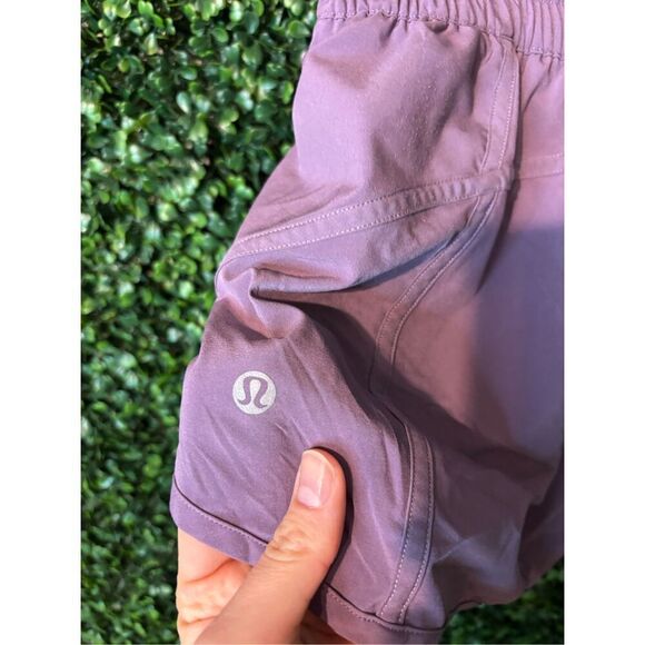 Lululemon Tracker Mid Rise Shorts Size 4 Purple - Picture 3 of 5